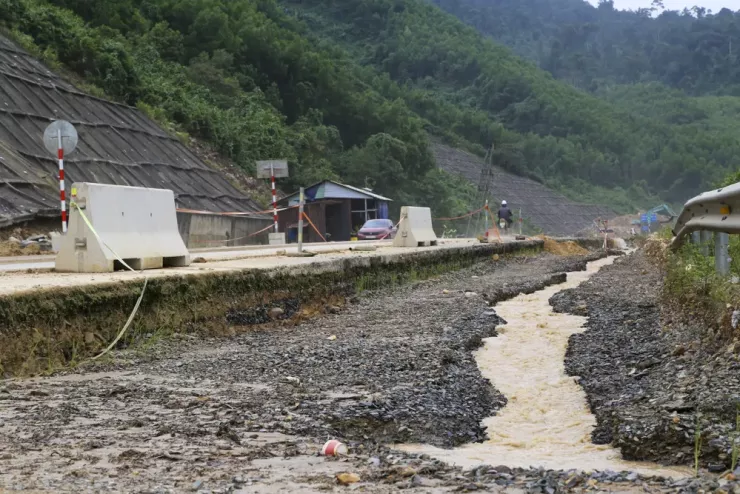 Mưa lớn kéo dài cũng ảnh hưởng đến tiến độ thi công mở rộng cao tốc này.