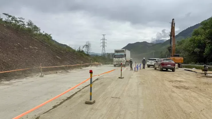 Lực lượng chức năng tổ chức phân luồng lưu thông một làn xe.