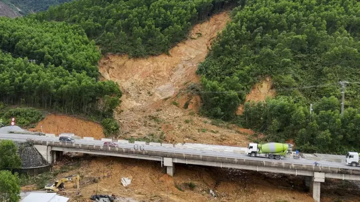 Một vị trí sạt lở nghiêm trọng dọc tuyến La Sơn - Hòa Liên, ảnh hưởng lớn đến dự án mở rộng tuyến cao tốc này.