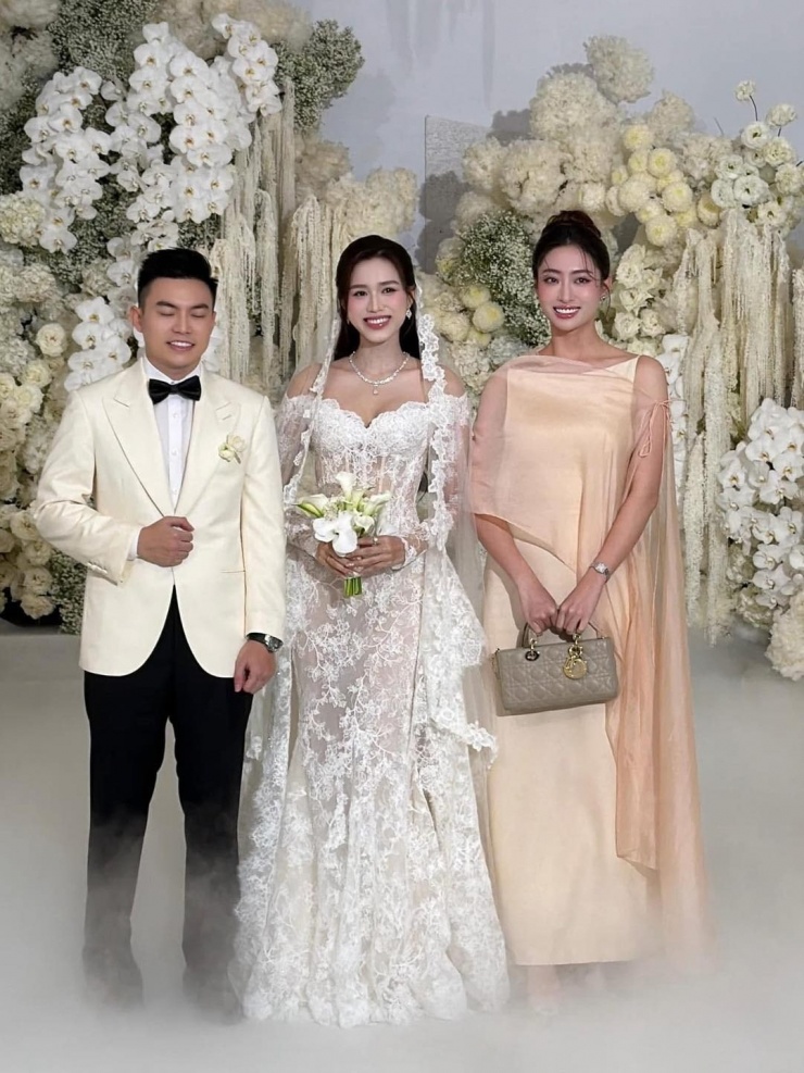 Trên trang cá nhân, Lương Thùy Linh đã nhanh chóng đăng tải ảnh chụp chung với vợ chồng Hoa hậu Đỗ Thị Hà thay cho lời chúc mừng hạnh phúc. Tuy nhiên, trong bức ảnh mà cô chọn thì chú rể Viết Vương lại đang nhắm mắt. Chính vì thế mà nhiều người đã lên tiếng nhắc nhở Lương Thùy Linh chưa kiểm tra ảnh kỹ lưỡng trước khi đăng lên, và sau đó nàng hậu đã thả thêm một tấm ảnh “đẹp đồng đều” ở phần bình luận.