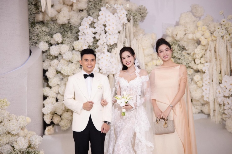 Tuy nhiên, vẫn có người khuyên Lương Thùy Linh hãy gỡ bỏ bức ảnh chú rể nhắm mắt để thay bằng ảnh khác, bởi không phải ai cũng vào xem phần bình luận để biết cô đã “đền bù”. Vẫn biết rằng “Facebook ai người đó đẹp” nhưng netizen cho rằng Lương Thùy Linh nên cẩn thận hơn khi đăng ảnh chụp ở đám cưới người khác, bởi cô dâu chú rể nào cũng muốn mình thật hoàn hảo trong ngày đặc biệt này