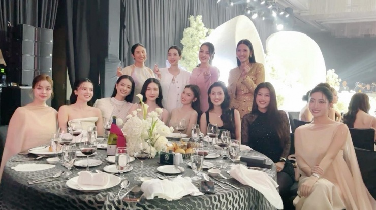 Trong bức ảnh chụp dàn Hoa - Á hậu mà Đoàn Thiên Ân đăng tải, netizen đã phát hiện sự trùng hợp của hai người đẹp. Dù Lương Thùy Linh và Đào Hiền đã tách nhau ra, mỗi người ngồi một đầu nhưng khán giả vẫn dễ dàng nhận ra hai bộ váy đụng hàng.