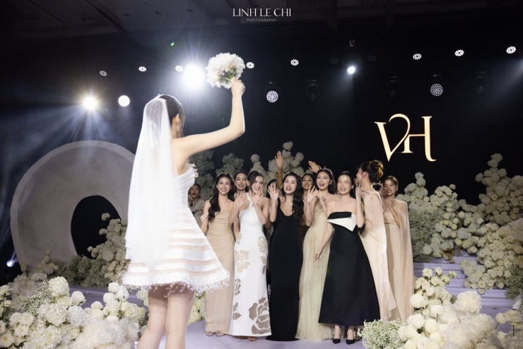 Hoa hậu Lương Thùy Linh, Á hậu Đào Hiền đụng hàng trang phục khi dự đám cưới - 9