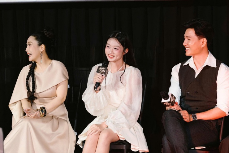 Dàn diễn viên chia sẻ tại buổi họp báo.