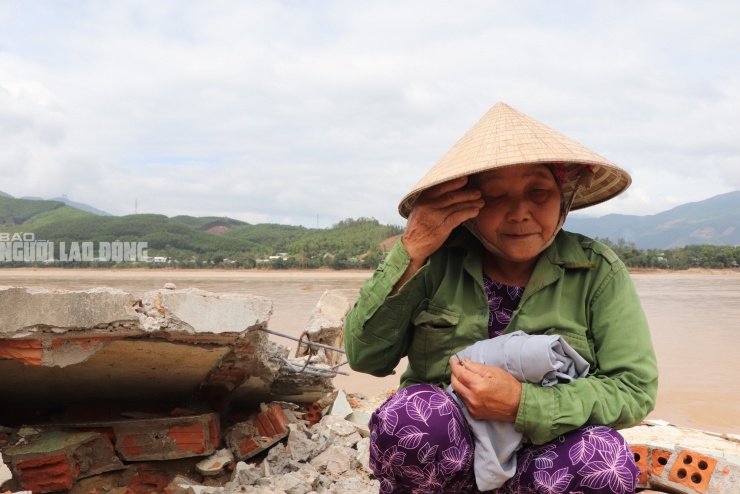 Căn nhà bị đổ sập xuống sông, bà Mãng khóc cạn nước mắt