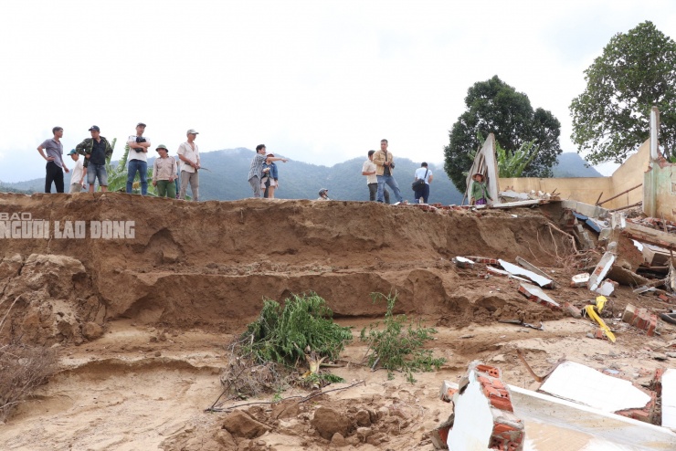 Nhiều người khóc cạn nước mắt bên dòng Vu Gia - 22