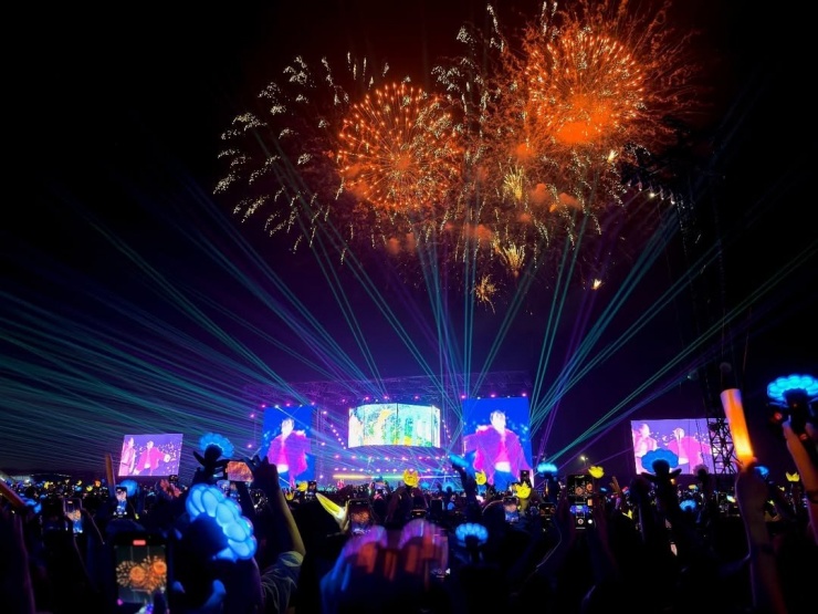 Trang phục đầu tiên G-Dragon diện để "chào sân" fan Việt là chiếc áo phủ đầy hoa hồng đỏ rực, đội vương miện đá quý lấp lánh. Đây cũng chính là outfit G-Dragon ưu ái chọn làm trang phục mở màn ở đêm diễn khởi động worldtour tại Seoul (Hàn Quốc) và nhiều quốc gia khác. Không ít fan Việt đã thành công "cheap moment" với anh tại 2 đêm diễn với chiếc áo kết hoa của riêng mình.