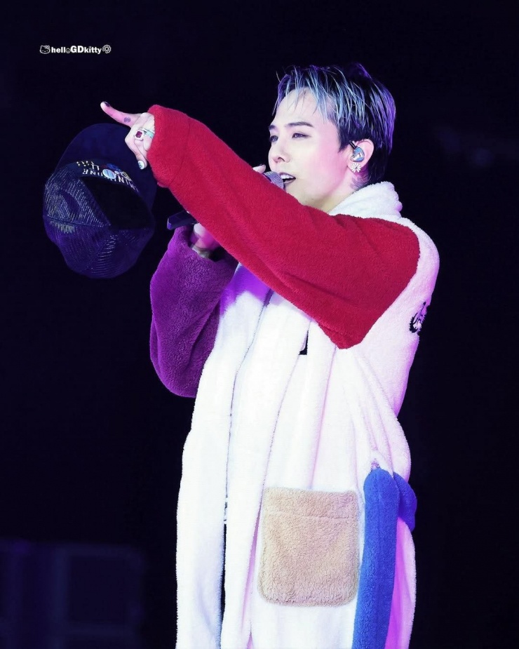 G-Dragon mang cả tủ đồ quen thuộc đến Việt Nam với 2 phụ kiện không thể thiếu - 10