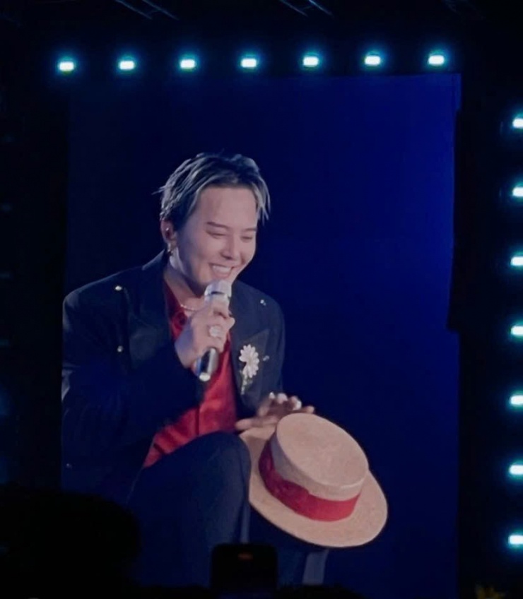 Những món phụ kiện này không chỉ làm outfit thêm điểm nhấn mà còn khẳng định phong cách thời trang riêng của anh.