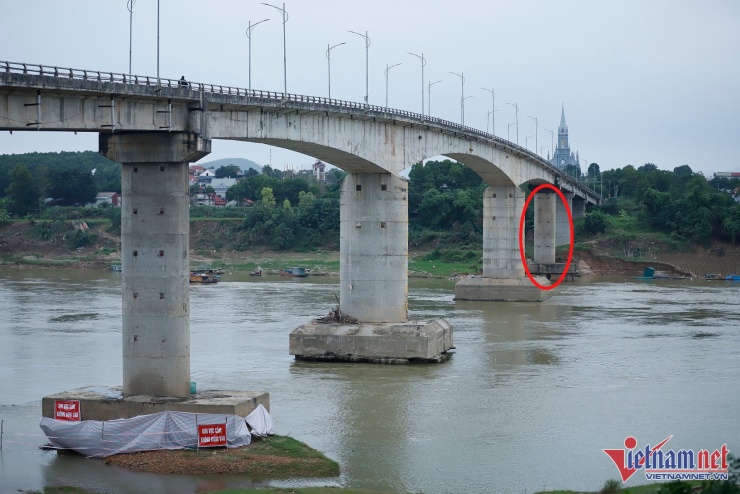 Trụ T6 (khoanh đỏ) cầu Sông Lô. Ảnh: Đức Hoàng