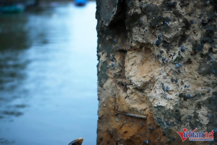 Một móng cọc dưới đài trụ T6 đã bong tróc bê tông, lộ ra phần cốt thép có dấu hiệu rỉ sét. Ảnh: Đức Hoàng