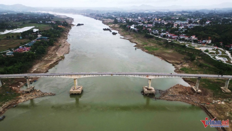 Cầu Sông Lô hư hỏng nghiêm trọng sau 10 năm đưa vào sử dụng. Ảnh: Đức Hoàng