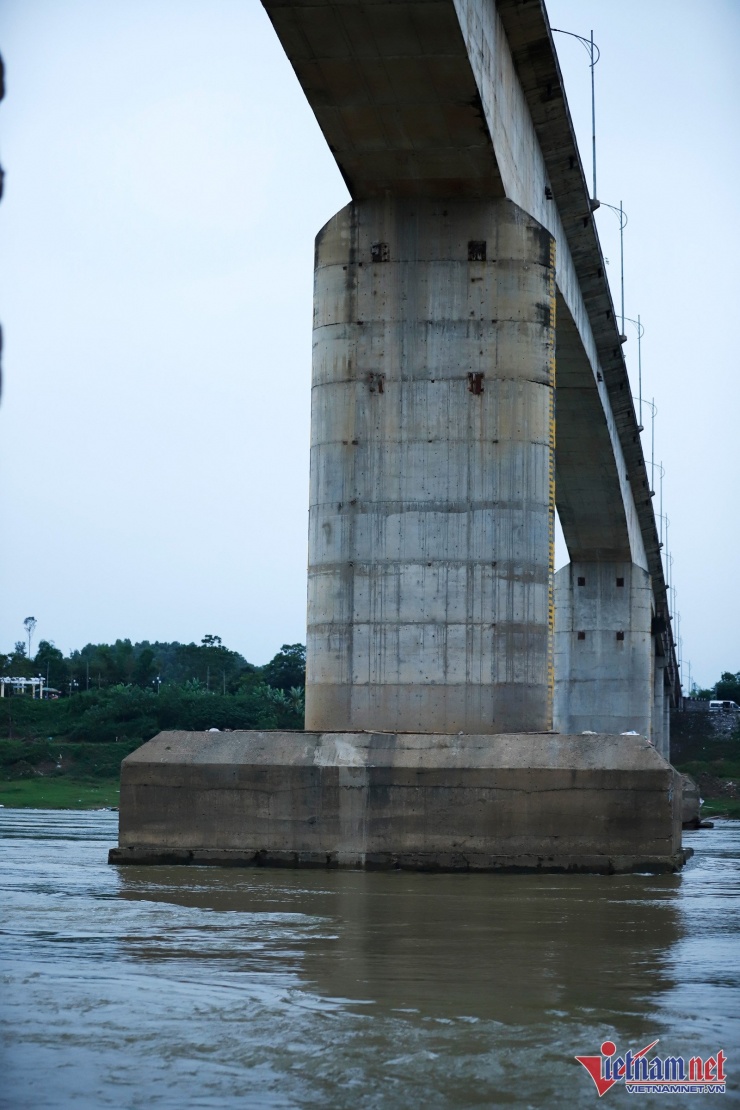 Tại trụ T5, lòng sông Lô đã xói đến lớp đá vôi. Ảnh: Đức Hoàng