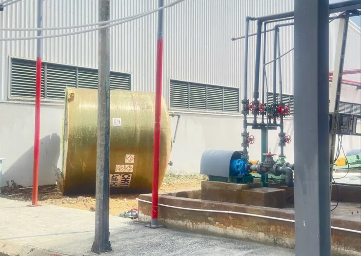 Bồn chứa màu vàng bị hất văng.