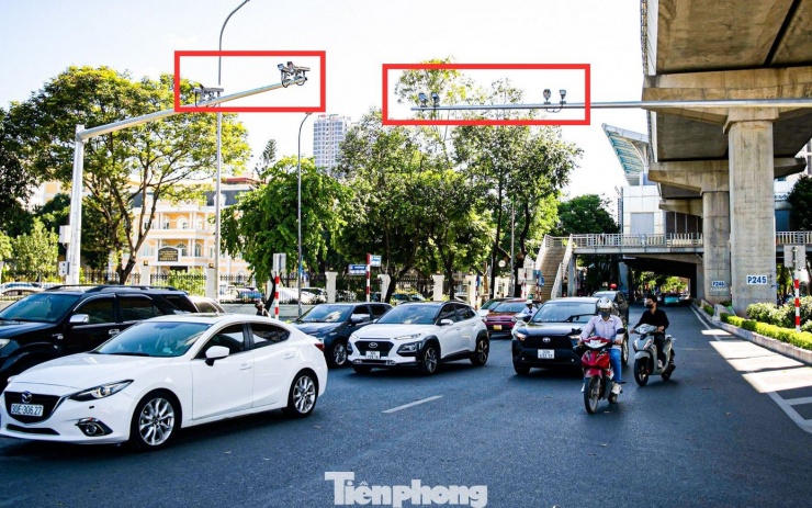 Muôn kiểu chiêu trò che biển né ‘mắt thần’ AI trên đường phố Hà Nội - 1