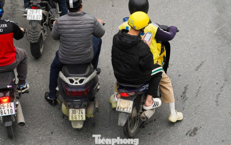 Muôn kiểu chiêu trò che biển né ‘mắt thần’ AI trên đường phố Hà Nội - 2