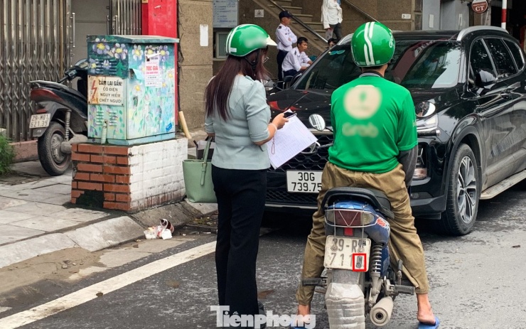 Muôn kiểu chiêu trò che biển né ‘mắt thần’ AI trên đường phố Hà Nội - 5