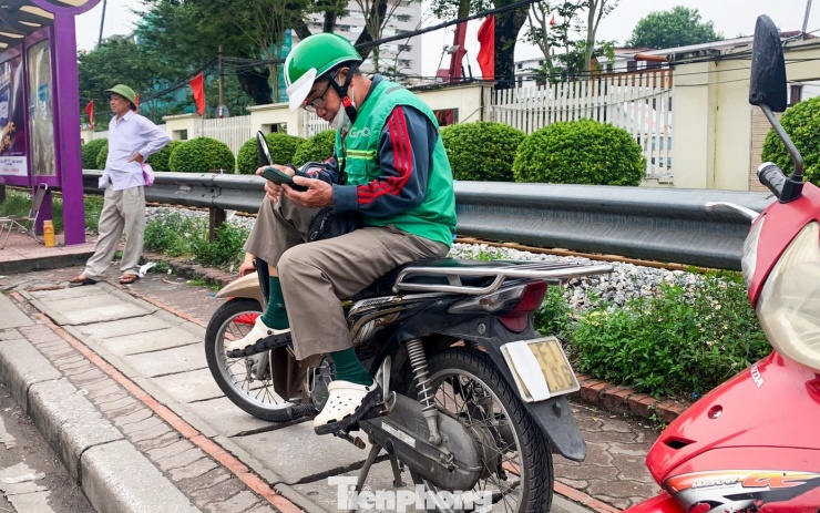 Muôn kiểu chiêu trò che biển né ‘mắt thần’ AI trên đường phố Hà Nội - 6