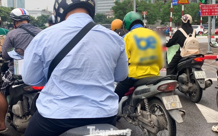 Muôn kiểu chiêu trò che biển né ‘mắt thần’ AI trên đường phố Hà Nội - 9