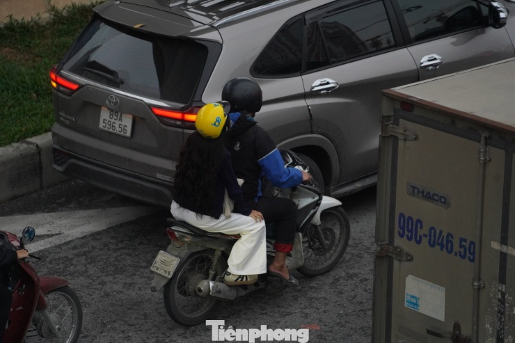 Muôn kiểu chiêu trò che biển né ‘mắt thần’ AI trên đường phố Hà Nội - 7