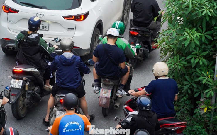 Muôn kiểu chiêu trò che biển né ‘mắt thần’ AI trên đường phố Hà Nội - 8