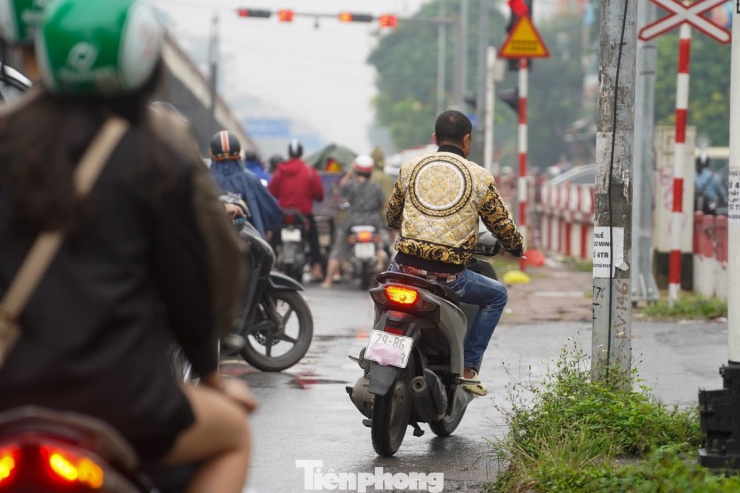 Muôn kiểu chiêu trò che biển né ‘mắt thần’ AI trên đường phố Hà Nội - 11