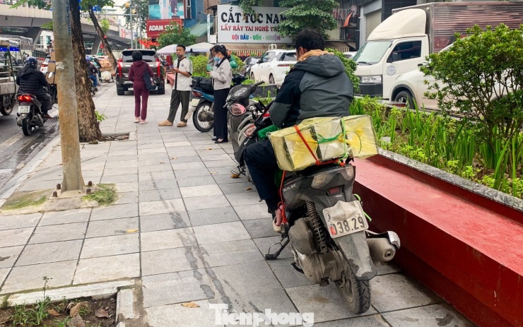 Muôn kiểu chiêu trò che biển né ‘mắt thần’ AI trên đường phố Hà Nội - 10