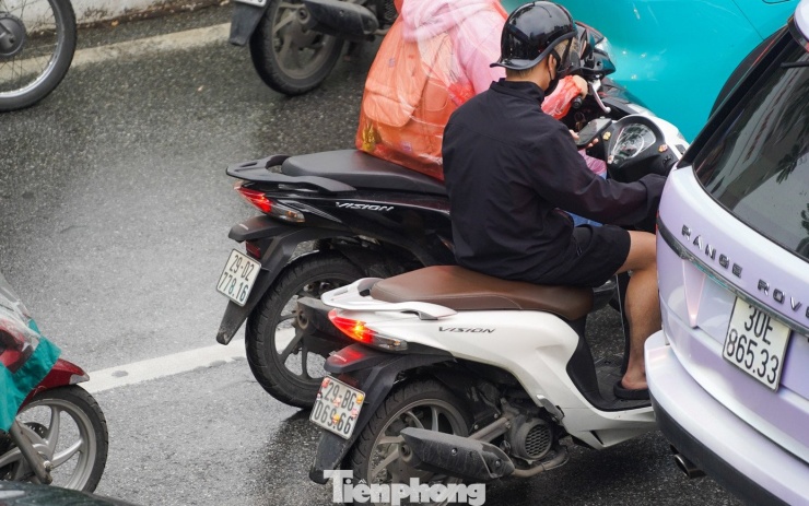 Muôn kiểu chiêu trò che biển né ‘mắt thần’ AI trên đường phố Hà Nội - 13