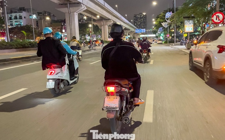 Muôn kiểu chiêu trò che biển né ‘mắt thần’ AI trên đường phố Hà Nội - 15