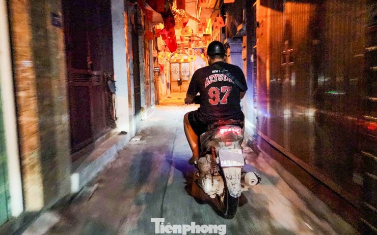 Muôn kiểu chiêu trò che biển né ‘mắt thần’ AI trên đường phố Hà Nội - 16