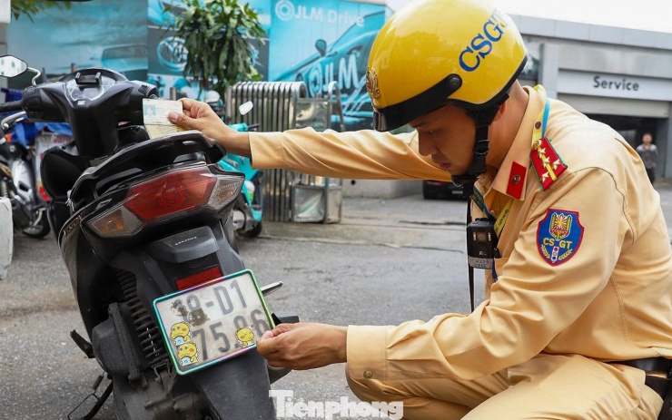 Muôn kiểu chiêu trò che biển né ‘mắt thần’ AI trên đường phố Hà Nội - 20