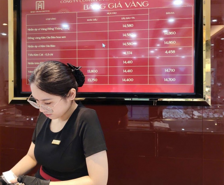 Trong tuần trước, khi giá vàng giảm mạnh, số lượng người mua rất ít. Ảnh: M. Hà