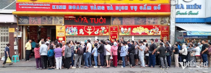  Từ sáng sớm nay, người dân đã xếp hàng mua vàng. Ảnh: Trần Chung