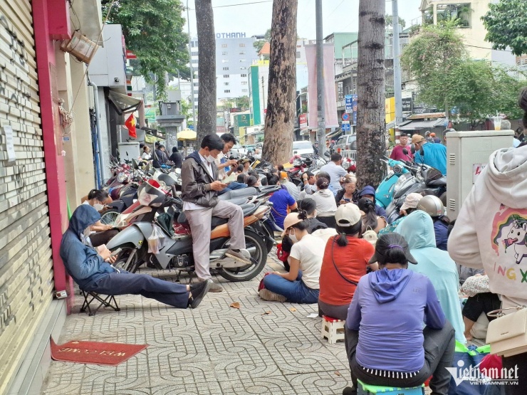 Vỉa hè đường Nguyễn Thị Minh Khai thành nơi xếp hàng ngồi chờ mua vàng SJC của người dân. Ảnh: Trần Chung