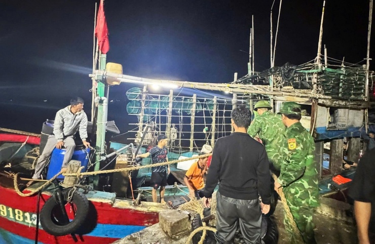 Bộ đội Biên phòng tiếp nhận các thuyền viên gặp nạn.