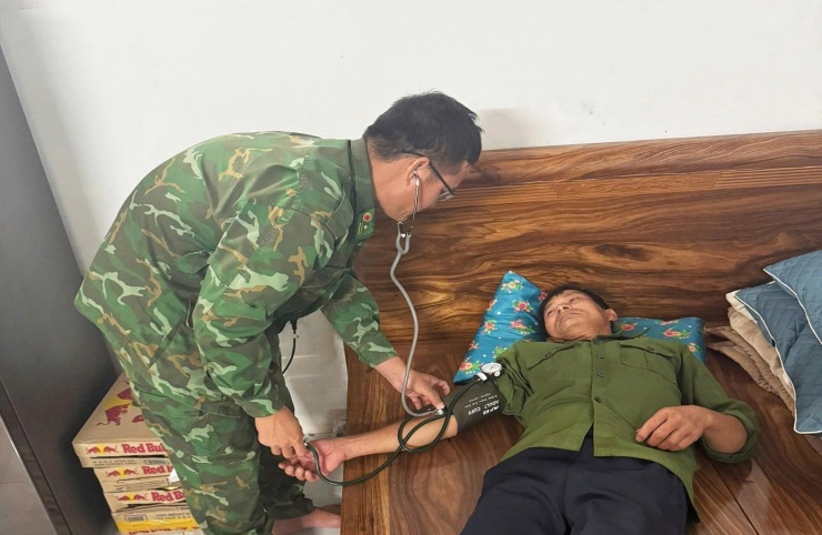 Các thuyền viên được thăm khám sức khoẻ ngay khi vừa lên bờ.