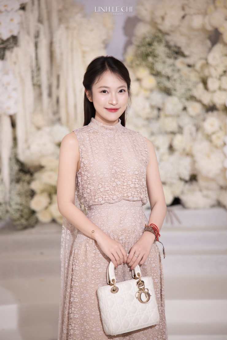 MC Khánh Vy chọn váy ren phom cổ điển, xách túi Lady Dior size vừa trị giá khoảng 170 triệu đồng.