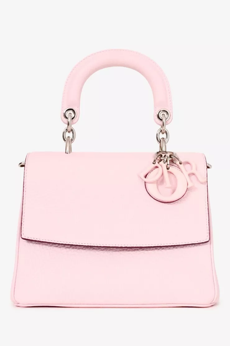 Hà Kiều Anh chọn mẫu túi cổ điển Dior Bullcalf được làm từ da bò với độ bền cao. Mẫu túi nổi đình đám từ năm 2015, hiện khá hiếm trên thị trường.