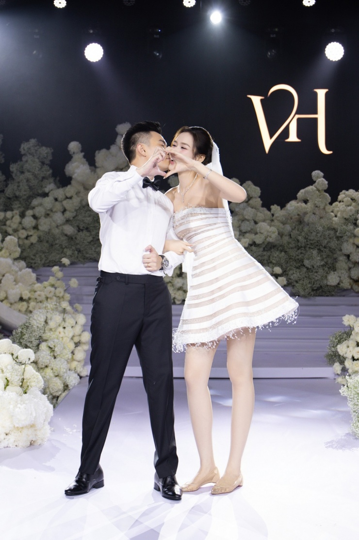 Hôm 9/11, Đỗ Thị Hà tổ chức tiệc cưới ở Hà Nội với chú rể Nguyễn Viết Vương. Cô dâu thay bốn đầm cưới, tuy nhiên chỉ diện một giày bệt. Thiết kế được làm từ chất liệu lưới trong suốt, giúp Đỗ Thị Hà tôn đôi chân trắng nõn, thon dài.