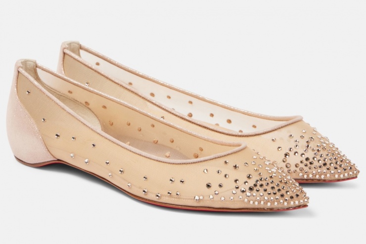 Thiết kế mà Hoa hậu Việt Nam 2020 diện là mẫu giày lưới đính đá đình đám của Christian Louboutin, giá 1.245 USD (khoảng 33 triệu đồng). Không chỉ phù hợp với những quý cô nữ tính, mẫu giày còn được lòng nhiều cô dâu trong ngày trọng đại.