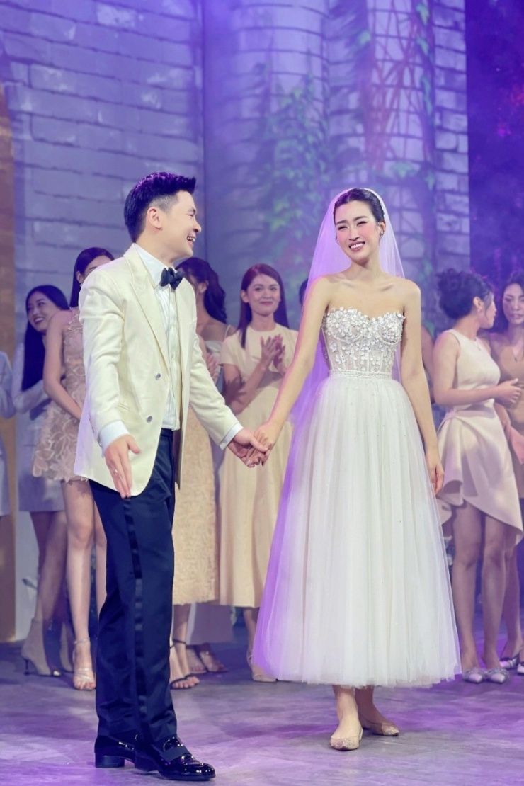 Hoa hậu Việt Nam 2006 diện thiết kế giày trong suốt của Louboutin kết hợp cùng đủ kiểu váy cưới, từ dáng dài chấm đất đến ngắn ngang cổ chân.