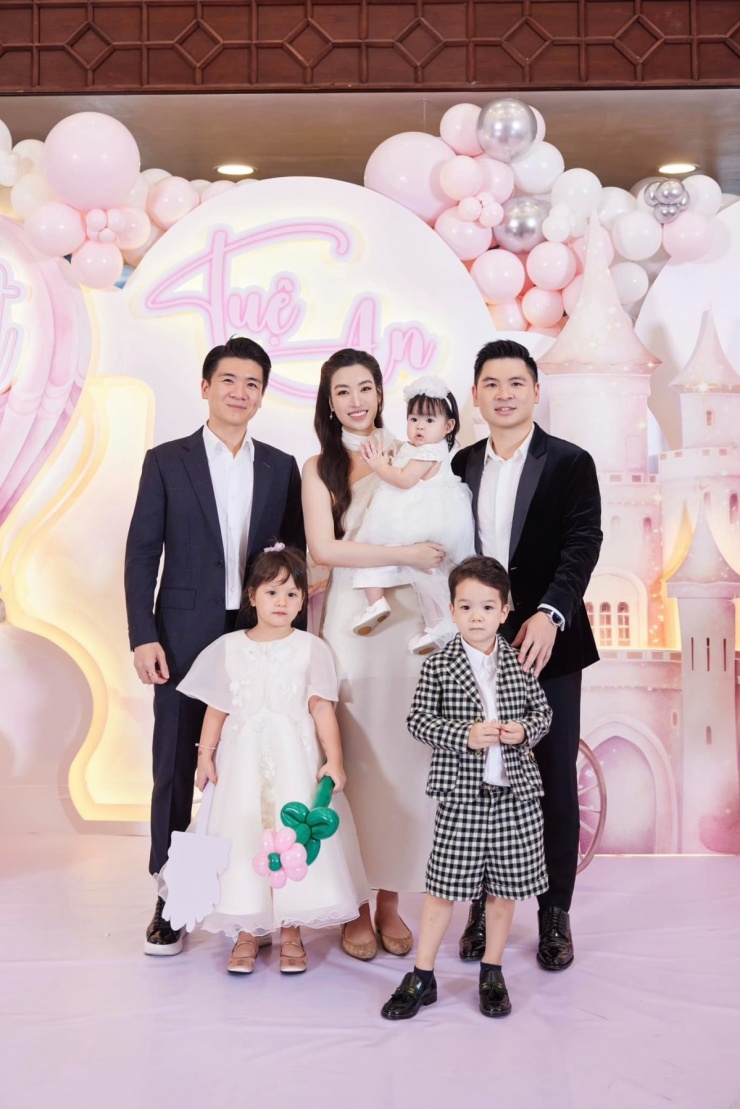 Cô kết hợp cùng những bộ cánh đời thường và cả trang phục đi tiệc.