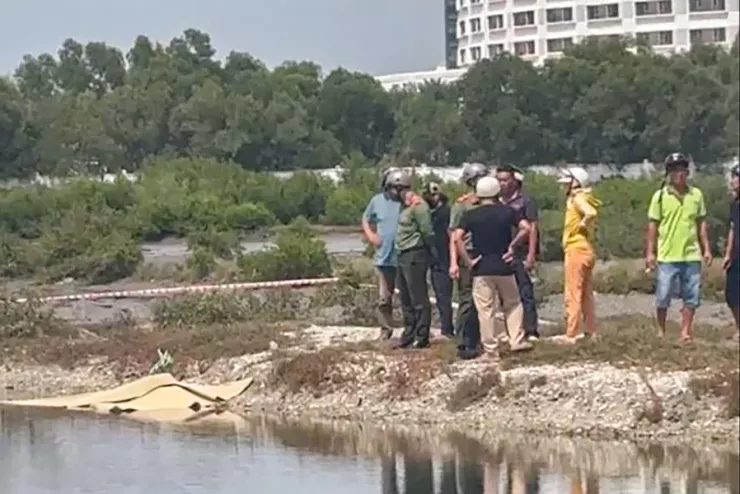 Công an phong tỏa hiện trường, điều tra vụ việc. Ảnh: AB