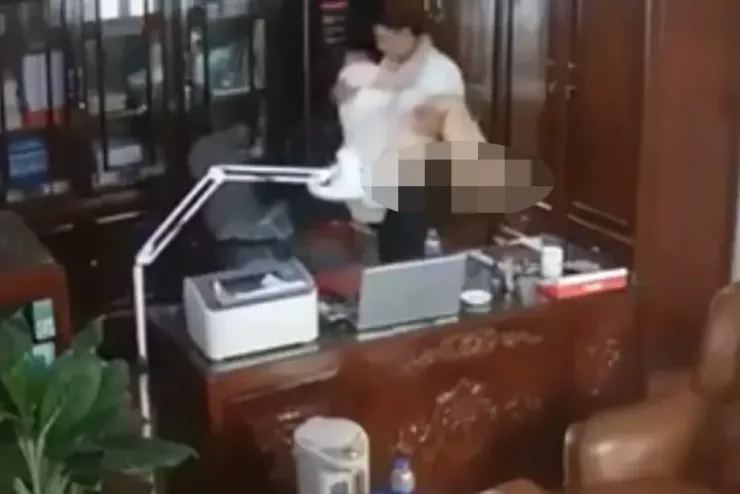 Hình ảnh người đàn ông "thân mật" với nhiều phụ nữ gây bão mạng xã hội. Ảnh: Cắt ra từ clip