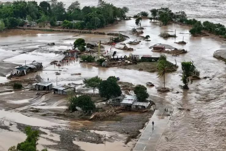 Ảnh chụp từ trên cao cho thấy nhiều ngôi nhà bị ngập lụt tại một ngôi làng ở thị trấn Tuao, tỉnh Cagayan, ngày 10-11, sau khi sông tràn bờ do mưa lớn từ bão Fung-wong. Ảnh: AFP