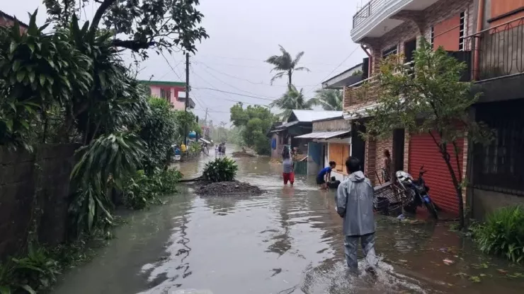 Người dân lội qua dòng nước lũ trên đường phố ở thị trấn Pandan, tỉnh Catanduanes, trong lúc siêu bão Fung-wong hoành hành ngày 9-11. Ảnh: MDRRMO Pandan, Catanduanes