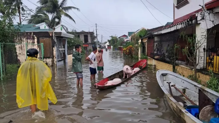 Người dân lội qua dòng nước lũ trên đường phố ở thị trấn Pandan, tỉnh Catanduanes, trong lúc bão Fung-wong hoành hành ngày 9-11. Ảnh: MDRRMO Pandan, Catanduanes