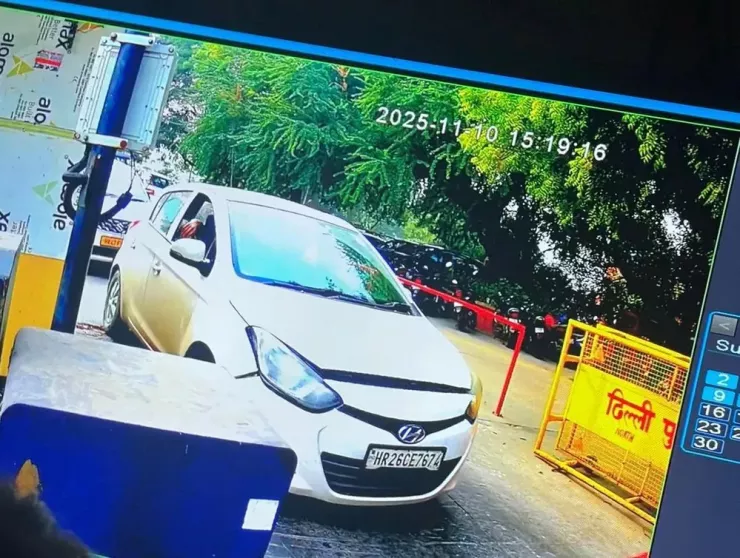 Một camera an ninh trên đường phố Delhi ghi lại hình ảnh chiếc xe Huyndai i20 màu trắng, biển kiểm soát HR 26CE7674 hôm 10-11. Ảnh: NDTV
