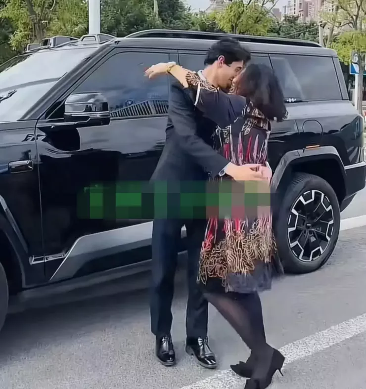 Chàng tiếp viên 26 tuổi cưới nữ đại gia 50 tuổi, khoe tình cảm quá “nóng mắt” khiến cư dân mạng sục sôi - 2