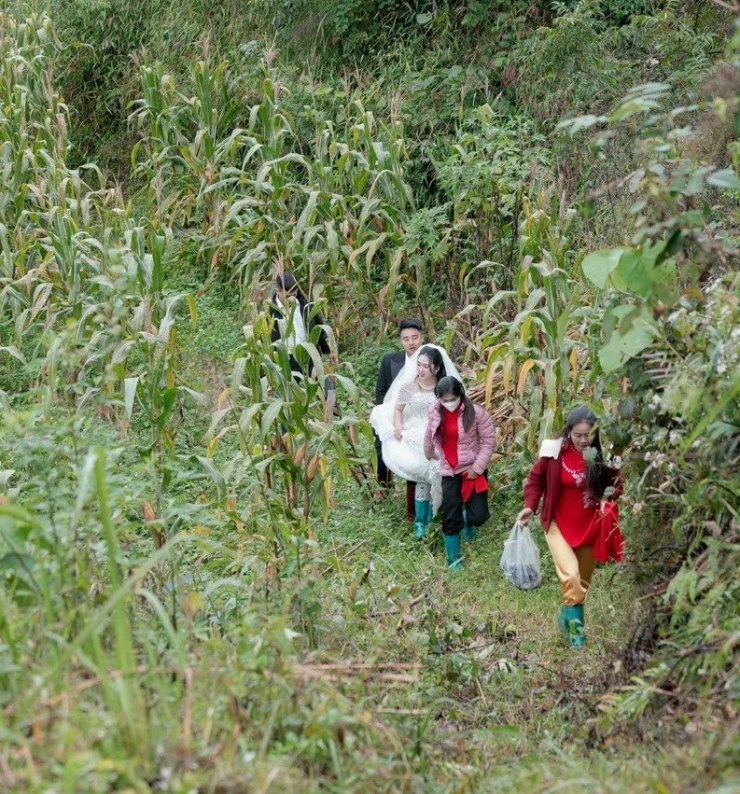 Cô dâu, chú rể đi ủng lội ruộng để về chung một nhà 